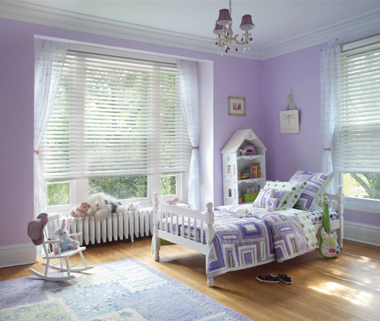  Hunter Douglas Parkland® Wood Blinds in a bedroom near Newport News, Virginia (VA)